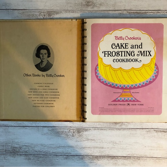 Vintage Mid Century 1966 1st Edition Betty Crocker Cake & Frosting Mix Cookbook - Picture 2 of 10